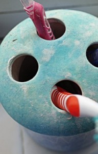s-HOW-TO-CLEAN-A-TOOTHBRUSH-HOLDER-240x375